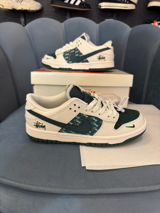 NIKE SB DUNK STUSSY WHITE DARK GREEN 2025