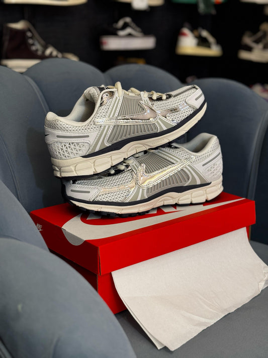 NIKE ''ZOOM VOMERO-5 METALLIC SILVER''