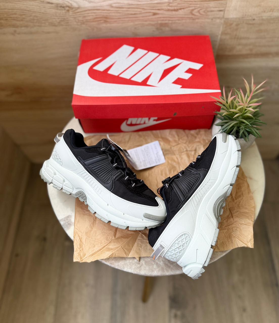 NIKE'' ZOOM VOMERO ROAM BLACK WHITE''