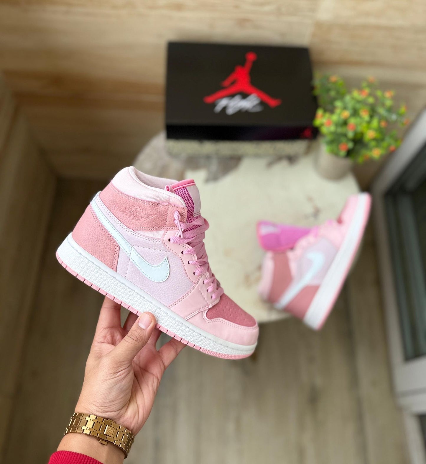 AIR JORDANS RETRO 1 DIGITAL PINK
