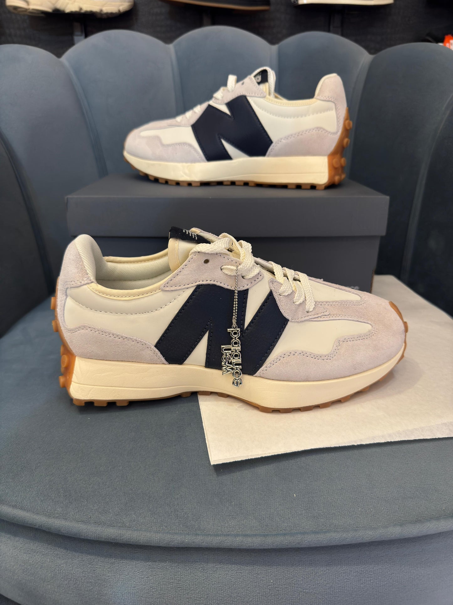 New Balance 327